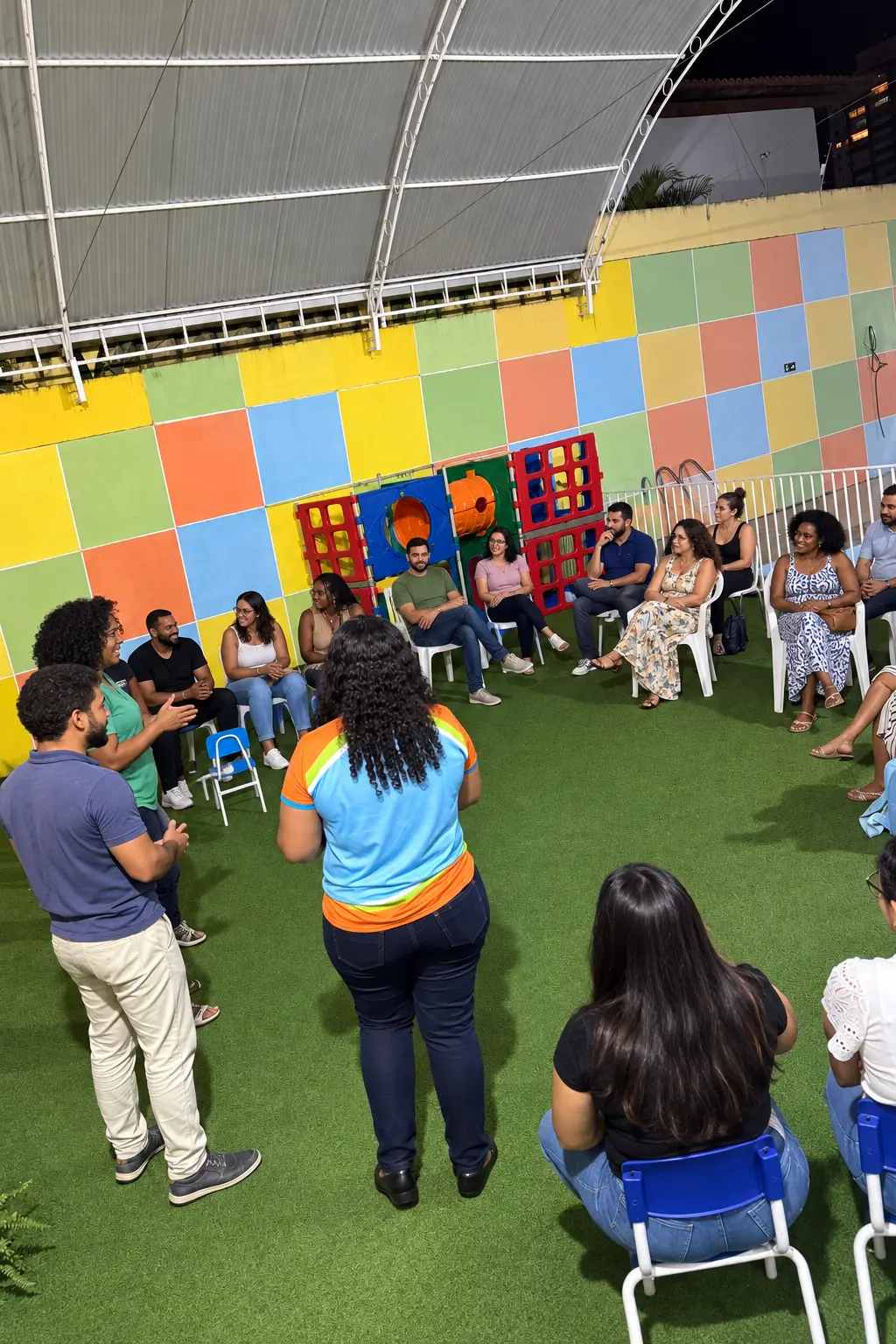 Famílias reunidas com a equipe da escola em um encontro sobre como as crianças aprendem